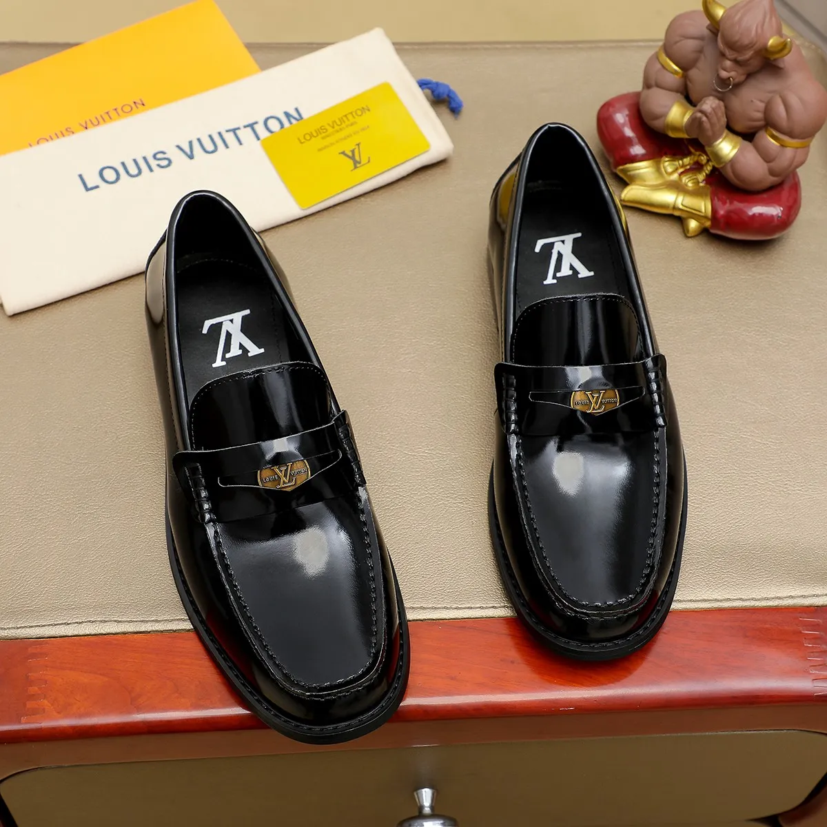 Men's shoes 460 💰 Louis Vuitton LV ® 🆕 model 🔛 full shoe counter, first layer cowhide, 🐂leather lining casual shoes for men, super soft outsole, a must-have for driving. Synchronized with the counter, original first layer cowhide, completely 1:1 mold customization 🌹 top version, color optional! Number: 38-44 (45.46 customized)